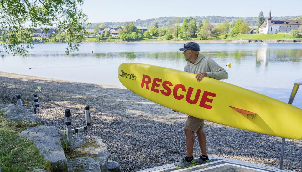 Badi-Repo zum Saisonstart, hier im Riipark in Stein am Rhein mit Bademeister Steffen Poppitz. Fotografiert am Donnerstag, 30. April 2026 in Stein am Rhein. (ENYA DALLE FESTE / SCHAFFHAUSER NACHRICHTEN)