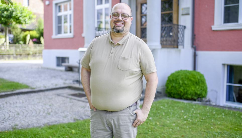 Gemeinderat vor dem Gemeindehaus Portrait mit Sandro Stelletti, neuer Gemeindepraesident, am Dienstag, 21. Juni, 2022. (Melanie Duchene / Schaffhauser Nachrichten)