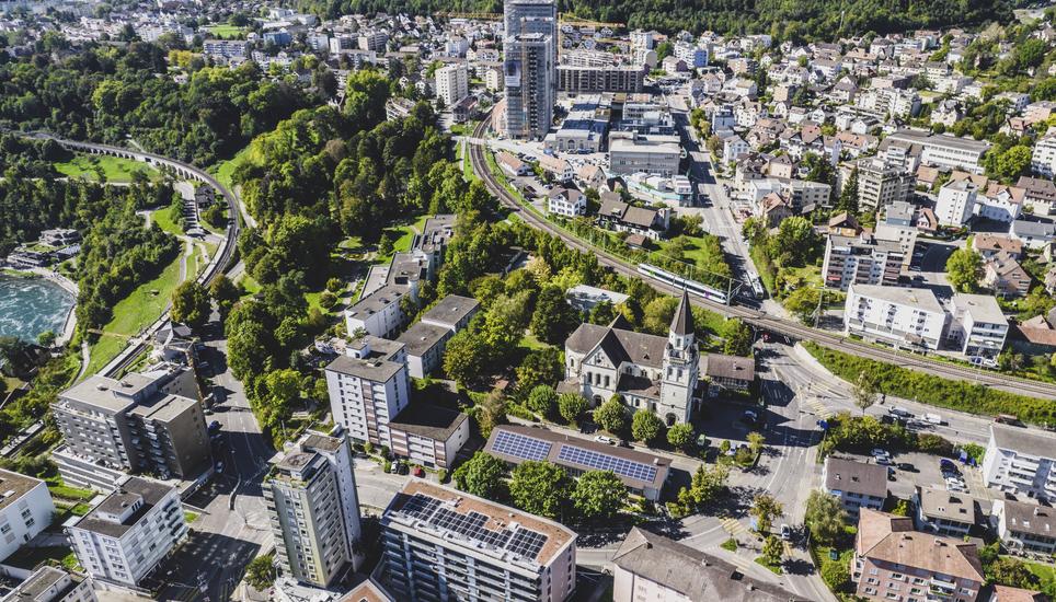 Drohenbild von Neuhausen mit Blick auf die Rhytech Hochhaeuser und die katholische Kirche, am Donnerstag, 22. September, 2022. (Melanie Duchene / Schaffhauser Nachrichten)