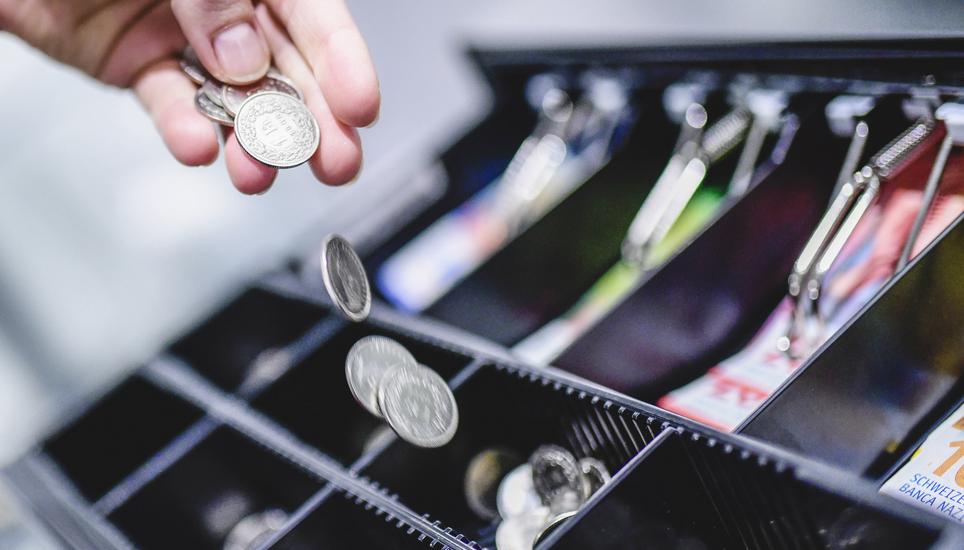 Themenbild Teuerung, Geld und Teurungsausgleich, Geld in einer Kasse mit Muenzen und Noten, am Donnerstag, 17. November, 2022. (Melanie Duchene / Schaffhauser Nachrichten)