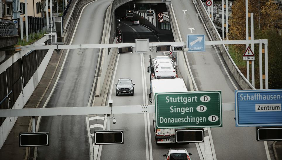 Die Autobahn A4 zwischen der Schoenenberg Galerie und dem Faesenstaubtunnel zur Mittagszeit, fotografiert am Donnerstag 10. November 2022, in Schaffhausen. (Roberta Fele / Schaffhauser Nachrichten)