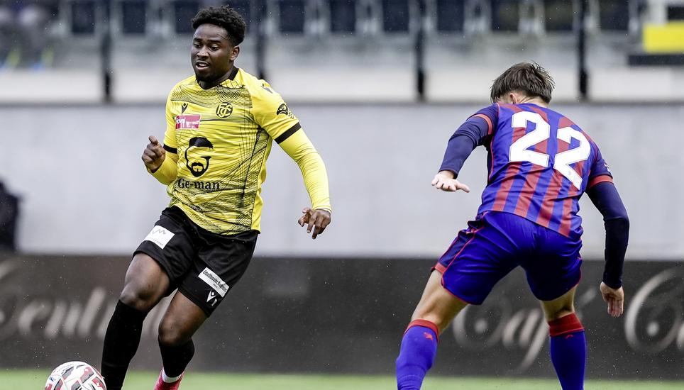 05.10.2025, Schaffhausen, Fussball Promotions League - FC Schaffhausen - FC Basel II; 
Colin Odutayo (Schaffhausen) Eliah Jordan  (Basel) 
(Roger Albrecht/sport-presse)