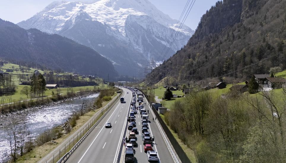 Der Oster Reiseverkehr auf der Autobahn A-2 vor dem Gotthardtunnel zwischen Goeschenen und Altdorf in Richtung sueden staut sich bei Erstfeld auf mehrere Kilometer laenge, am Freitag, 3. April 2026. (KEYSTONE/Urs Flueeler) 