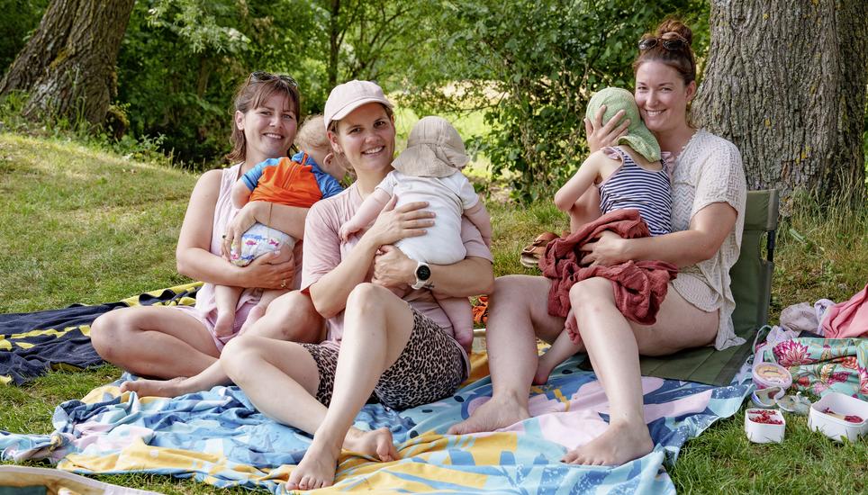 Die Badi-Moms Irina Zehnder (roter Bikini), Julia Ehrat (Frau mit Sonnenbrille) und Sarah Walter (Frau mit Kappi) mit ihren Kindern in der Badi Merishausen. Fotografiert am Montag, 22. Juni 2026 in Merishausen, Schaffhausen. (Enya Dalle Feste / Schaffhaus