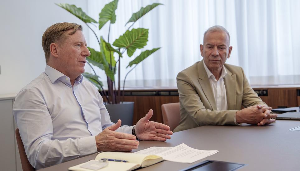 Claudio Steffenoni (ad interim CEO) und Hannes Germann (VRP) der Ersparniskasse Schaffhausen sprechen ï¿ï¾¼ber den neuen CEO, Hannes Leu, der bald seine Stelle antreten wird. Fotografiert am Moantag, 29. Juni 2026 in Schaffhausen. (Enya Dalle Feste