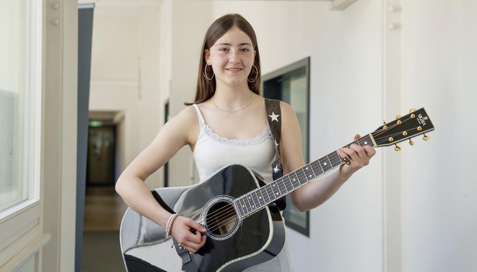 Die junge Musikerin Mireille Habermacher zu Besuch im SHf. Fotografiert am Montag, 22. Juni 2026 in Schaffhausen. (ENYA DALLE FESTE / SCHAFFHAUSER NACHRICHTEN)