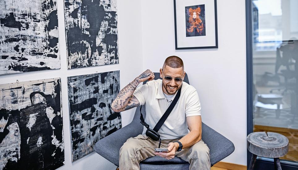 Der TikToker Mirco Casorelli alias bireweichesouhund , im Interview mit SN Redaktorin Anna Kiefer und Elin Ott, am Donnerstag, 23. Mai 2024. (Melanie Duchene / Schaffhauser Nachrichten)