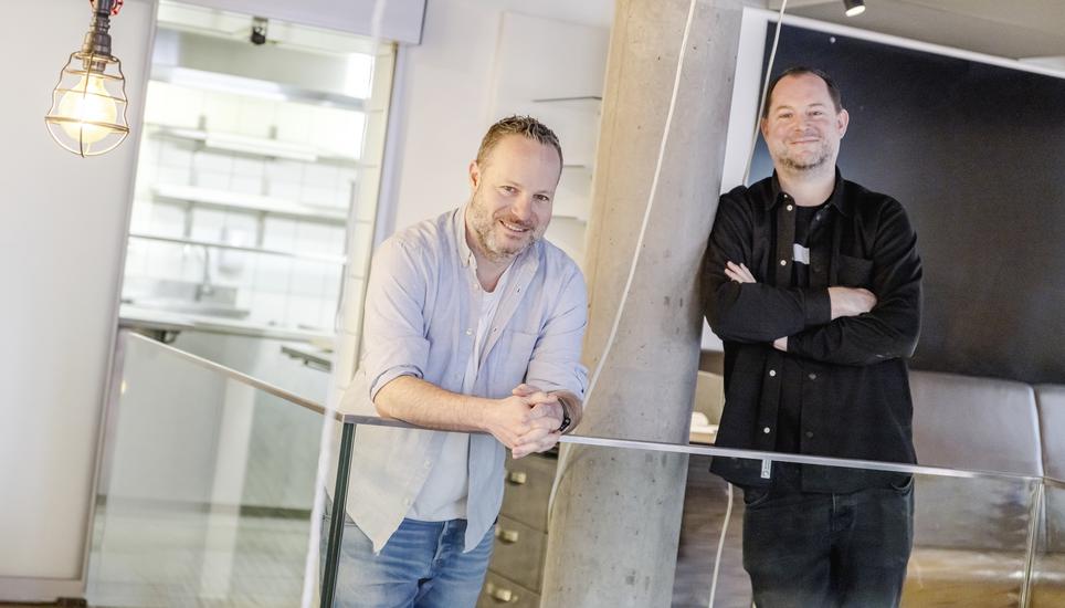 Tobias Hunziker (links), Sebastian Waldmeier ï¿ï¾¼bernehmen wieder das Lokal, in dem der Beckenburger drin war, und machen was Neues / altes draus, das Bermuda kommt zurï¿ï¾¼ck, fotografiert am Freitag, 14. Maerz 2025, in Schaffhausen. (Robe