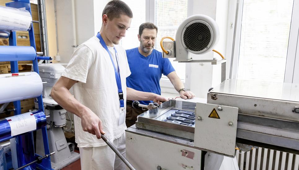 IngCH Technik- und Informatikwoche der Kantonsschule Schaffhausen, Besuch bei der Medipack AG, Dario Markucic (vorne), Mittwoch, 17.06.2026, Schaffhausen (Roger Hofstetter/Schaffhauser Nachrichten)