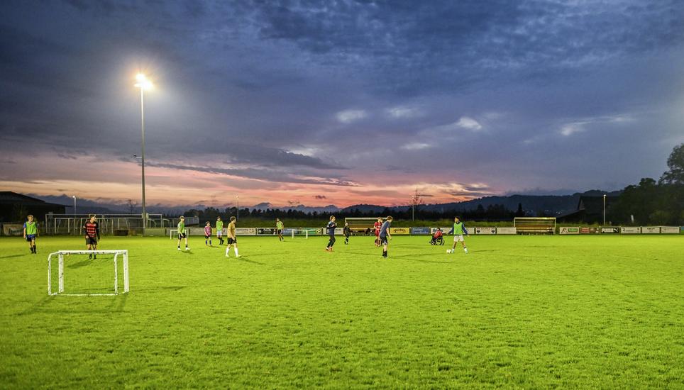 Emiddio Sandone hat die Glasknochenkrankheit und trainiert die Junioren des FC Rafzerfeld,  Einblicke ins Training  , am Dienstag, 15. Oktober 2024. (Melanie Duchene / Schaffhauser Nachrichten)