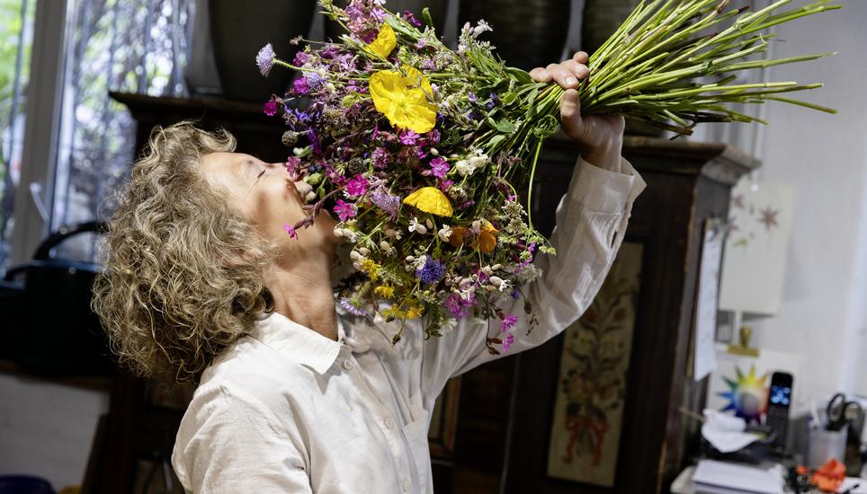 Floristin Melanie Schneider erklï¿ï¾¤rt, wie man einen Wiesen- und Feldblumenstrauss macht., Melanie Schneider, Leben & Genuss, Mittwoch, 13.05.2026, Beringen (Roger Hofstetter/Schaffhauser Nachricht