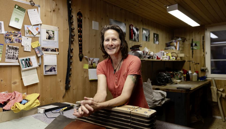 Robyn Foelix-Stemmler stellt in ihrer Werkstatt Massanfertigungen aus Leder her., Robyn Foelix-Stemmler, Freitag, 22.05.2026, Siblingen (Roger Hofstetter/Schaffhauser Nachrichten)