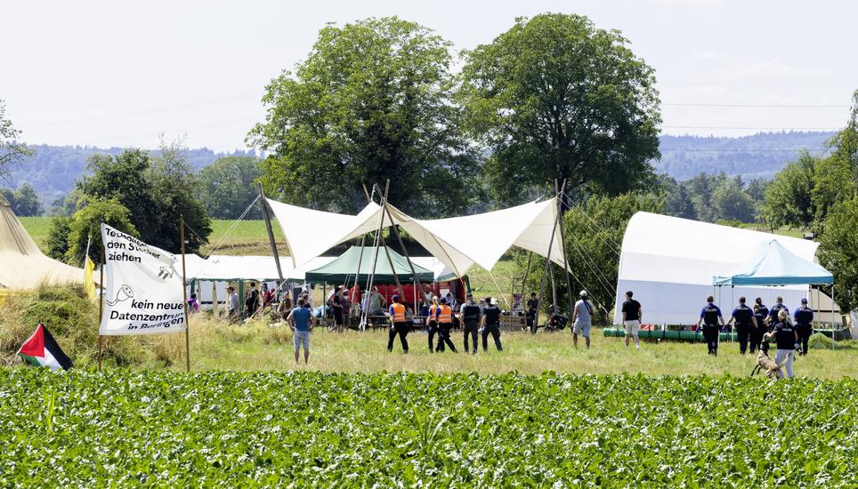 "KI-kurzschliessen-Camp" (als Widerstand gegen Datenzentren in der Region Schaffhausen) fï¿ï¾¼hrt zu grossem Einsatz der Kantonspolizei Zï¿ï¾¼rich, Donnerstag, 02.07.2026, Benken ZH (Roger Hofstetter/Schaffhauser Nachr