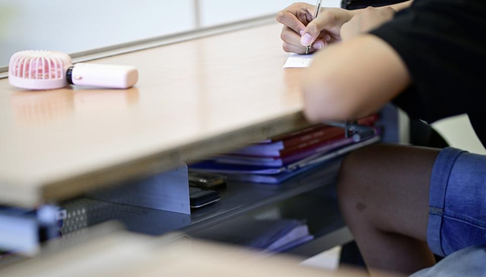 1. Schultag als Reallehrer im Schulhaus Alpenblick fï¿ï¾¼r Quereinsteiger Erik Reyes, bei sommerliche Hitze auch im Schulzimmer kï¿ï¾¼hlen sich die Schï¿ï¾¼ler mit einem Ventilator ab, am August, 12.. August 2024. (Melanie Duchene / S