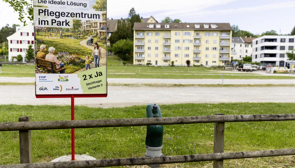 Abstimmungsplakat zur Abstimmung ï¿ï¾¼ber die Nutzung der Burgunwiese in Neuhausen am Rheinfall, Mittwoch, 13.05.2026, Neuhausen am Rheinfall (Roger Hofstetter/Schaffhauser Nachricht