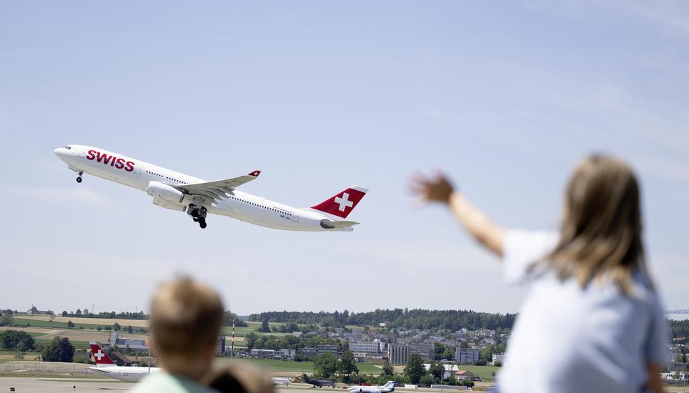 Ein Maedchen winkt auf der Zuschauerterrasse dem Airbus A330 der Swiss auf dem Flug nach Dehli, am Samstag, 11. Juli 2026, am Flughafen Zuerich in Kloten. (KEYSTONE/Andreas Becker)                   