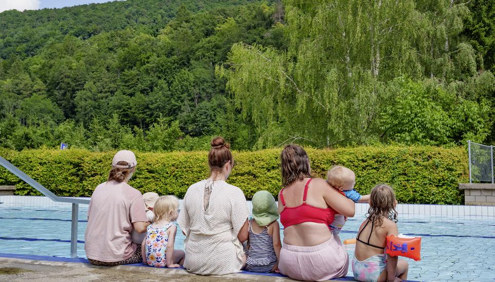 Die Badi-Moms Irina Zehnder (roter Bikini), Julia Ehrat (Frau mit Sonnenbrille) und Sarah Walter (Frau mit Kappi) mit ihren Kindern in der Badi Merishausen. Fotografiert am Montag, 22. Juni 2026 in Merishausen, Schaffhausen. (Enya Dalle Feste / Schaffhaus