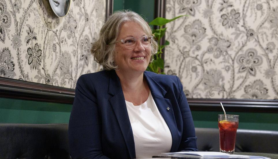Nina Tosi der Schaffhauser Kantonalbank (SHKB) fï¿ï¾¼r Zahltag / Schaffhauser Wirtschaft im Kaffee Vordergï¿ï¾¤ssli und im Hauptsitz Schaffhausen. Fotografiert am Montag, 22. Juni 2026 in Schaffhausen. (Enya Dalle Feste / Schaffhauser Nachr