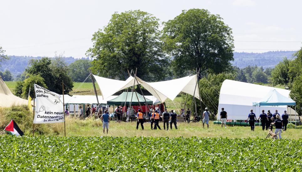 "KI-kurzschliessen-Camp" (als Widerstand gegen Datenzentren in der Region Schaffhausen) fï¿ï¾¼hrt zu grossem Einsatz der Kantonspolizei Zï¿ï¾¼rich, Donnerstag, 02.07.2026, Benken ZH (Roger Hofstetter/Schaffhauser Nachr