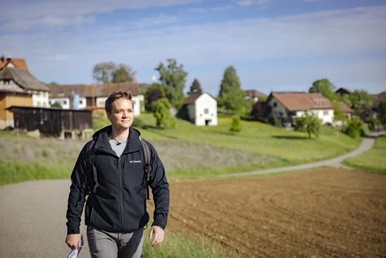 Pia Sulser, Regionaler Naturpark Schaffhausen, Genusspfad Savurando, selbstversuch mit Lucas Blumer, fotografiert am Mittwoch, 07. Mai 2025, in Opfertshofen. (Roberta Fele / Schaffhauser Nachrichten)