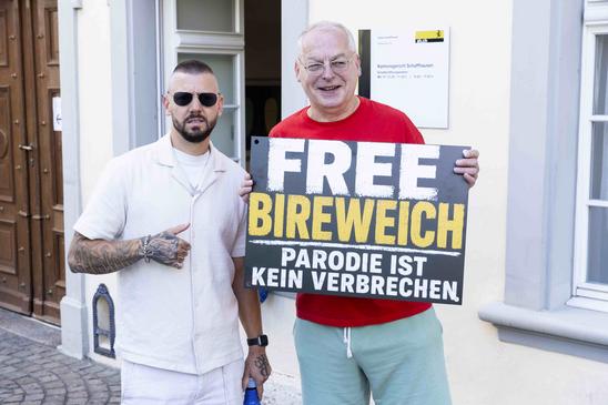 Influencer "Bireweich" (Mirco Casorelli) muss sich vor dem Schaffhauser Kantonsgericht verantworten., v.l. Mirco Casorelli, Eric Weber - Grossrat Basel-Stadt, Freitag, 19.06.2026, Schaffhausen (Roger Hofstetter/Schaffhauser Nachrichten)