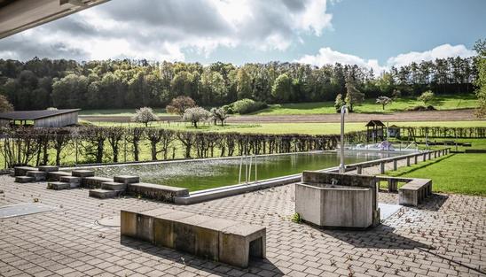 Im Mai beginnt die Badi und Freibad Saison, die letzten Vorbereitungen und Reinigungen laufen, eine kleine Reportage durch die Badis in Schaffhausen, Bild zeigt Badi Wilchingen, am Dienstag, 16 April 2024. (Melanie Duchene / Schaffhauser Nachrichten)
