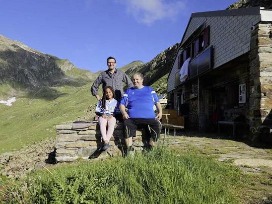 Gastfreundschaft auf 2505 m ü. M.: Olaf Stähli (stehend) mit Pflegekind Nayomi und Sandro Barbon sind Wirte auf Zeit in der SAC-