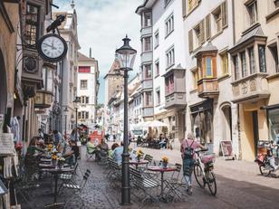 Mitten in der Nacht, als die Vordergasse weniger belebt war als tagsüber, brachen zwei Männer in ein Geschäft ein. Bild Melanie Duchene