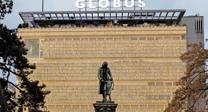 Globus-Warenhaus an der Schweizergasse/L??????????????????wenplatz in Z??????????????????rich mit weihnachtlicher Beleuchtung, fot