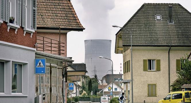 Der Kuehlturm des Kernkraftwerk Goesgen am 14. Oktober 2016 in Niedergoesgen.