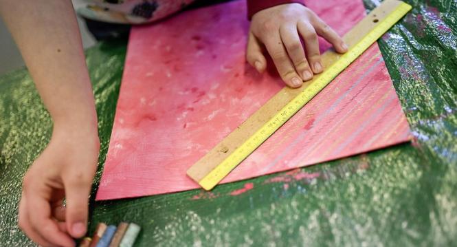 Kinder Workshop in der Ausstellung im Vebikus zum Thema WANDMALEREI, ANTIK UND MODERN, mit Kursleiterin Hanni Achermann, am Samstag, 03. April, 2021. (Melanie Duchene / Schaffhauser Nachrichten)