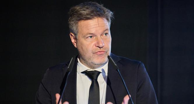 ARCHIV - 15.11.2023, Berlin: Robert Habeck, Vizekanzler und Bundesminister fÃ¼r Wirtschaft und Klimaschutz, spricht zur ErÃ¶ffnung des Festaktes anlÃ¤sslich 100 Jahre Spitzenorganisation der Filmwirtschaft (SPIO) im Cubix-Filmpalast am Alexanderplat