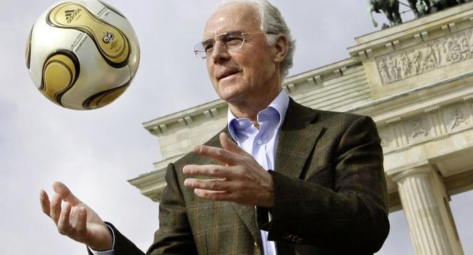 ARCHIV - 18.04.2006, Berlin: Der Pr???sident des Organisationskomitees der Fu???ball-Weltmeisterschaft 2006, Franz Beckenbauer, stellt vor dem Brandenburger Tor den goldenen Fu???ball f??r das Finale der WM 2006 vor. Franz Beckenbauer ist tot. Die deutsch