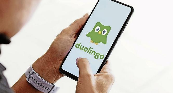 BRAZIL - 2023/07/16: In this photo illustration, the Duolingo logo seen displayed on a smartphone. (Photo Illustration by Rafael Henrique/SOPA Images/LightRocket via Getty Images)
