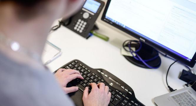 Lehrling Mediamatiker in der Schaffhauser Nachrichten Redaktion an der Arbeit am Computer, am Montag, 09. Januar 2023. (Melanie Duchene / Schaffhauser Nachrichten)