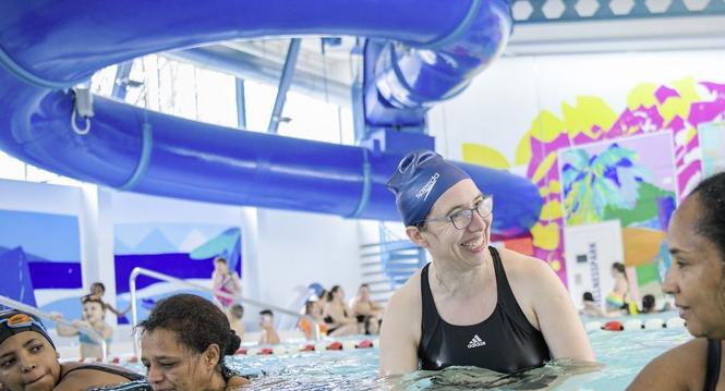 KSS Hallenbad Schwimmkurs fuer Erwachsene Anfaenger, Bild zeigt Schwimmlehrerin Priska Gaehler und Teilnehmerinnen, am Dienstag, 30. Januar, 2024 (Melanie Duchene / Schaffhauser Nachrichten)