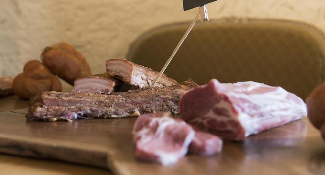 De la viande de porc est presentee aux journalistes lors de la conference de presse sur les essais porcins visant la production de viande de porc et de specialites locales, ce lundi 15 fevrier 2016 a Valeyres-sous-Rances. (KEYSTONE/Cyril Zingaro)