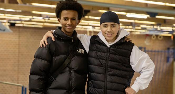Naoll Melaku und Leonit Arifi, Helfer beim Hallenfussballtunier der Jugendarbeit in der Dreifachhalle, fotografiert am Samstag 17. Februar 2024, in Schaffhausen. (Roberta Fele / Schaffhauser Nachrichten)