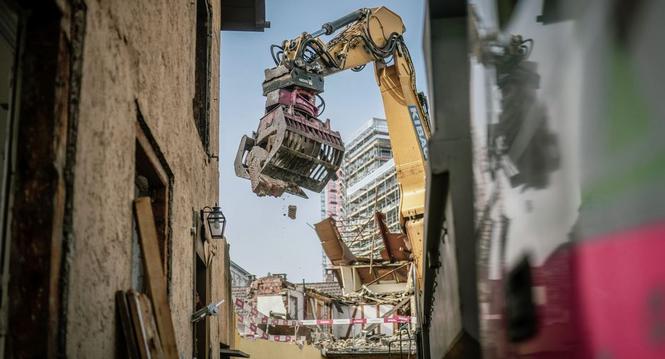 Abbrucharbeiten bei den alten Haeusern beim Indurstrieplatz ist im vollen Gange, am Mittwoch, 16. Maerz, 2022. (Melanie Duchene / Schaffhauser Nachrichten)