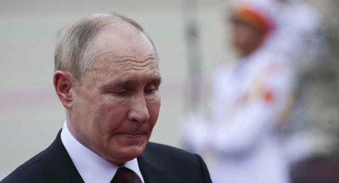 epa11424701 Russian President Vladimir Putin reacts during a wreath-laying ceremony at the Ho Chi Minh Mausoleum in Hanoi, Vietnam, 20 June 2024. Putin is on an official visit to Vietnam following his visit to North Korea. EPA/ATHIT PERAWONGMETHA / POOL
