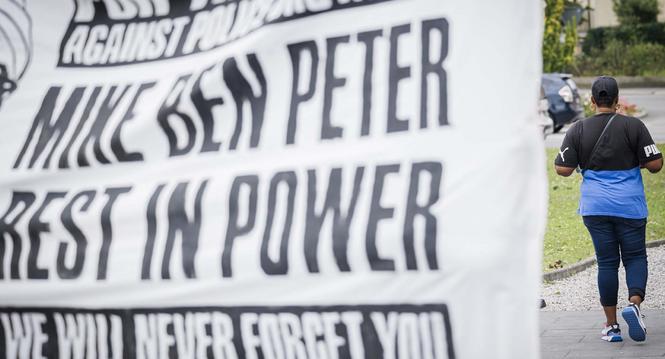 La veuve de Mike Ben Peter repart apres la matinee douverture du proces en appel des six policiers lausannois, acquittes en premiere instance dans l'affaire de la mort de Mike Ben Peter, le lundi 1 juillet 2024 devant le Tribunal des mesures de contrainte