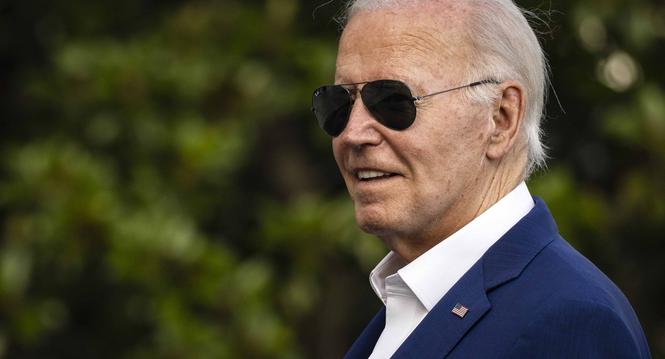 epa11466106 US President Joe Biden looks towards reporters as they shout questions as he walks towards the White House after landing on Marine One, in Washington, DC, USA, 07 July 2024. President Biden and First Lady Jill Biden returned to the White House