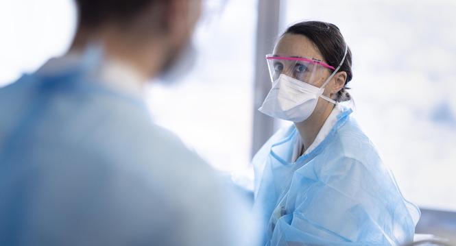 Le personnel soignant prodiguent des soins a une personne atteinte du Covid-19 dans l'unitÃ© des soins intermediaires du service de medecine interne lors de la 5eme vague de la pandemie de Coronavirus (Covid-19) le mardi 11 janvier 2022 au Centre Hospit