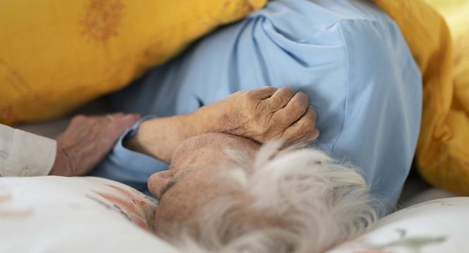 ***ACHTUNG REDAKTIONEN: BILD DARF NUR IN ZUSAMMENHANG MIT DEM THEMA PALLIATIVE-CARE VERWENDET WERDEN***.Eine Ehefrau pflegt ihren schwerkranken Mann zu Hause und wird dabei von einem Pflegefachmann von Palliaviva beraten, fotografiert am Donnerstag, 4. Ja