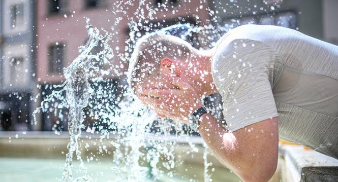 Die Hitze des Sommer ist zurueck, genug trinken und abkuehlen wird empfohlen, Bild zeigt Simon Mueller kuehlt sich am Tell Brunnen in der Stadt ab, am Freitag, 18. August 2023. (Melanie Duchene / Schaffhauser Nachrichten)