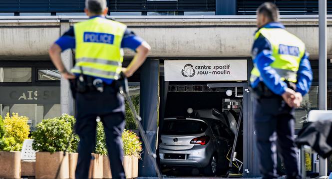Des policiers interviennent apres l'accident d'un vehicule dans l'entree du centre sportif de Sous-Moulin le samedi 14 septembre 2024 a Thonex pres de Geneve. Une automobiliste de 80 ans a percute plusieurs enfants samedi matin apres avoir perdu le contro