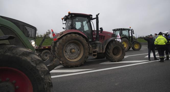Farmers block a speedway to protest the EU-Mercosur trade agreement, Monday, Nov. 18, 2024 in Velizy-Villacoublay outside Paris. (AP Photo/Christophe Ena)