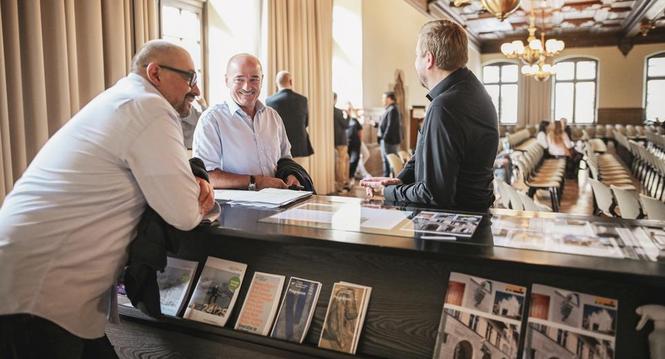 Kantonsratswahlen Stimmung und Impressionen aus der Rathauslaube, Thomas Stamm, Mariano Fioretti und Michael Mundt, vl, am Sonntag, 22. September 2024. (Melanie Duchene / Schaffhauser Nachrichten)