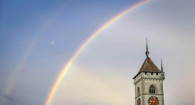 Ein Regenbogen ueber der Stadt, Bild zeigt Fronwagplatz, am Dienstag, 29. Juni, 2021. (Melanie Duchene / Schaffhauser Nachrichten)