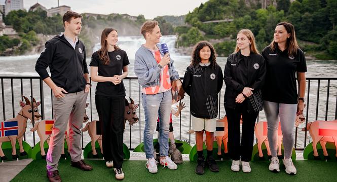 Spielerinnen vom Spilvi Team Frauen im ARD Morgenmagazin mit Moderatorin Okka Gundel und Ex Fussballerin Inka Grings, fotografiert am Rheinfall, Bild zeigt vlnar Christoph SchÃ¤rrer, Pascale Pfeiffer, Imara Chebel, Lara Galliker und Sarah Villanova, am 
